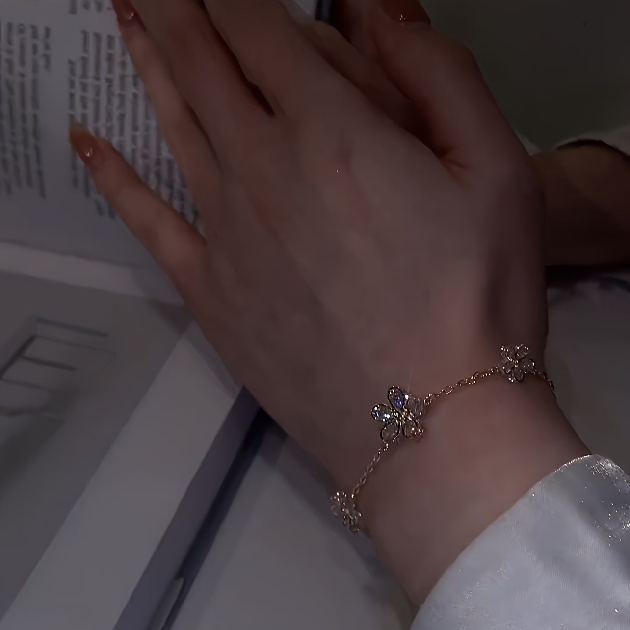 Stylish Floral Synthetic Zirconia Women's Bracelet